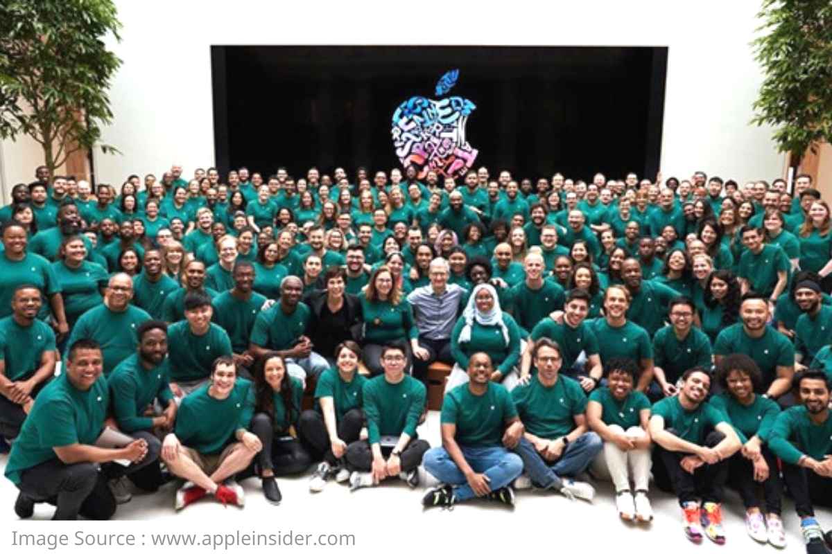 Apple Store employees : अॅपल स्टोअरमधले कर्मचारी आहेत उच्चशिक्षित; वाचा पदवी, पगार आणि बरचं काही...