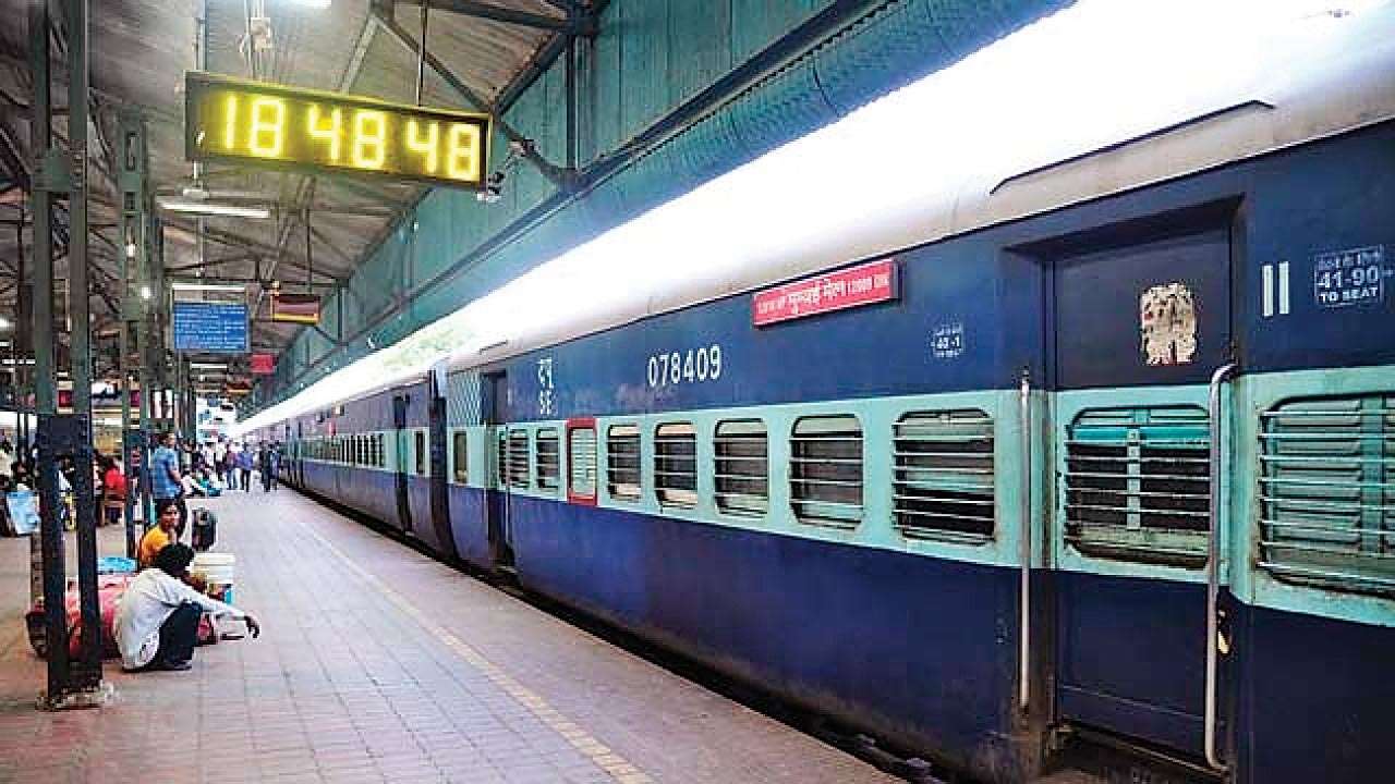 Platform Ticket Hike ; 15 दिवसांकरिता प्लॅटफॉर्म तिकिटाचे दर 50 रुपये