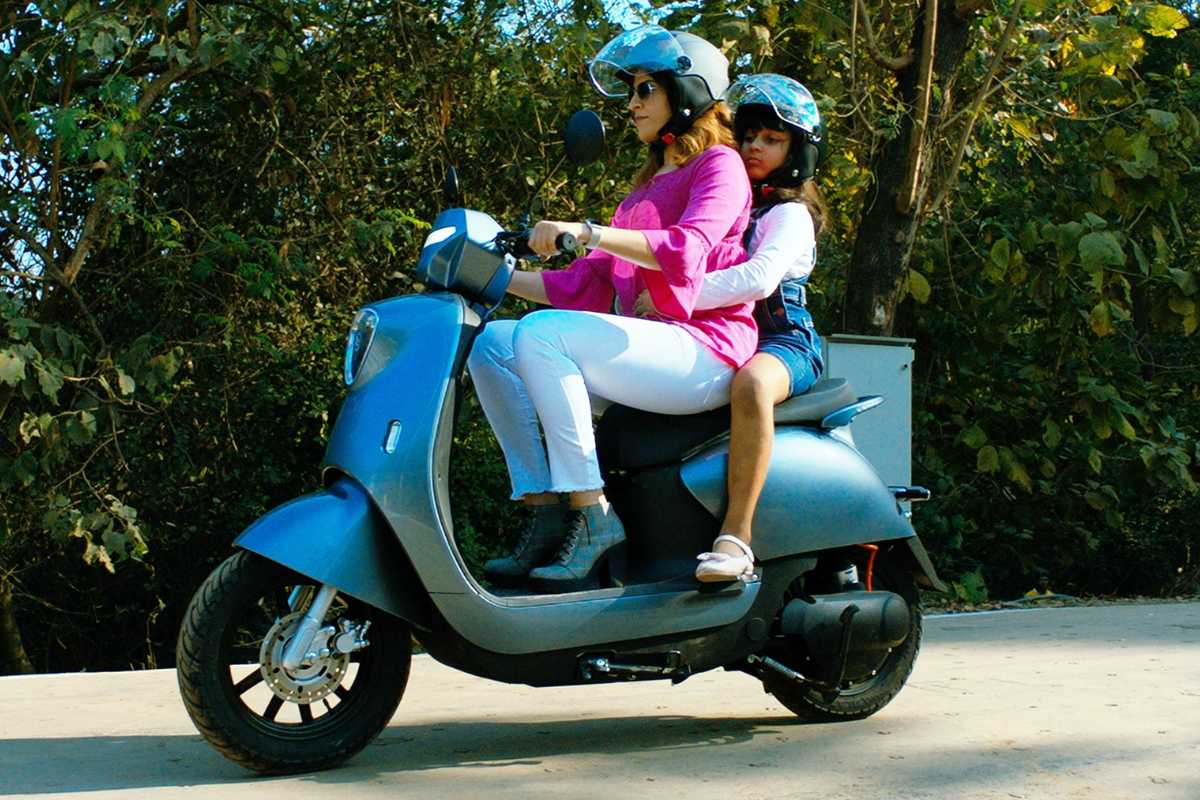 Self Standing E-scooter