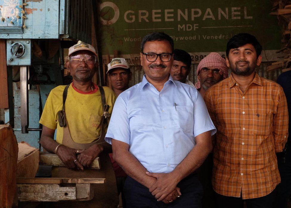 वृत्तपत्रातील मृत्यूच्या बातम्या वाचून विमा पॉलिसी विकणारा अवलिया ‘भारत पारेख’