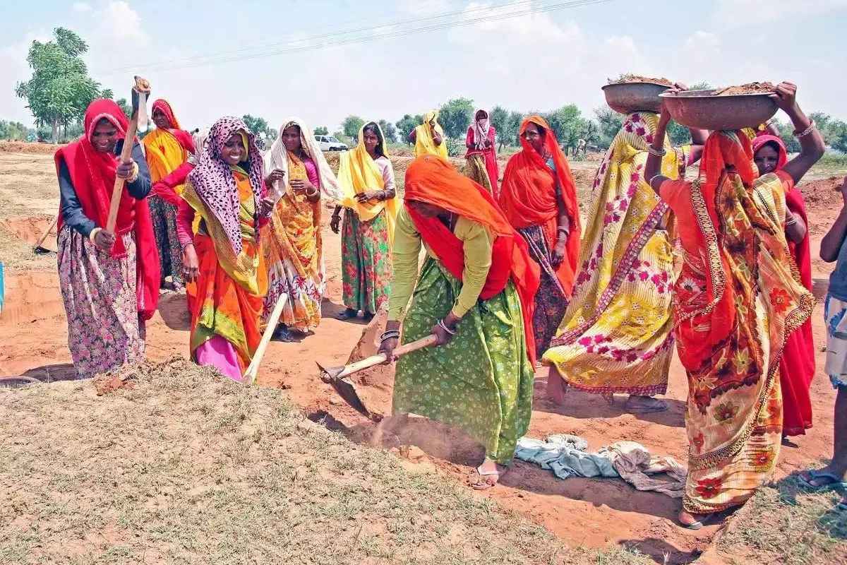 MGNREGA: 'या' कारणामुळे MGNREGA ने केले 5 कोटींहून अधिक जाॅब कार्ड रद्द!
