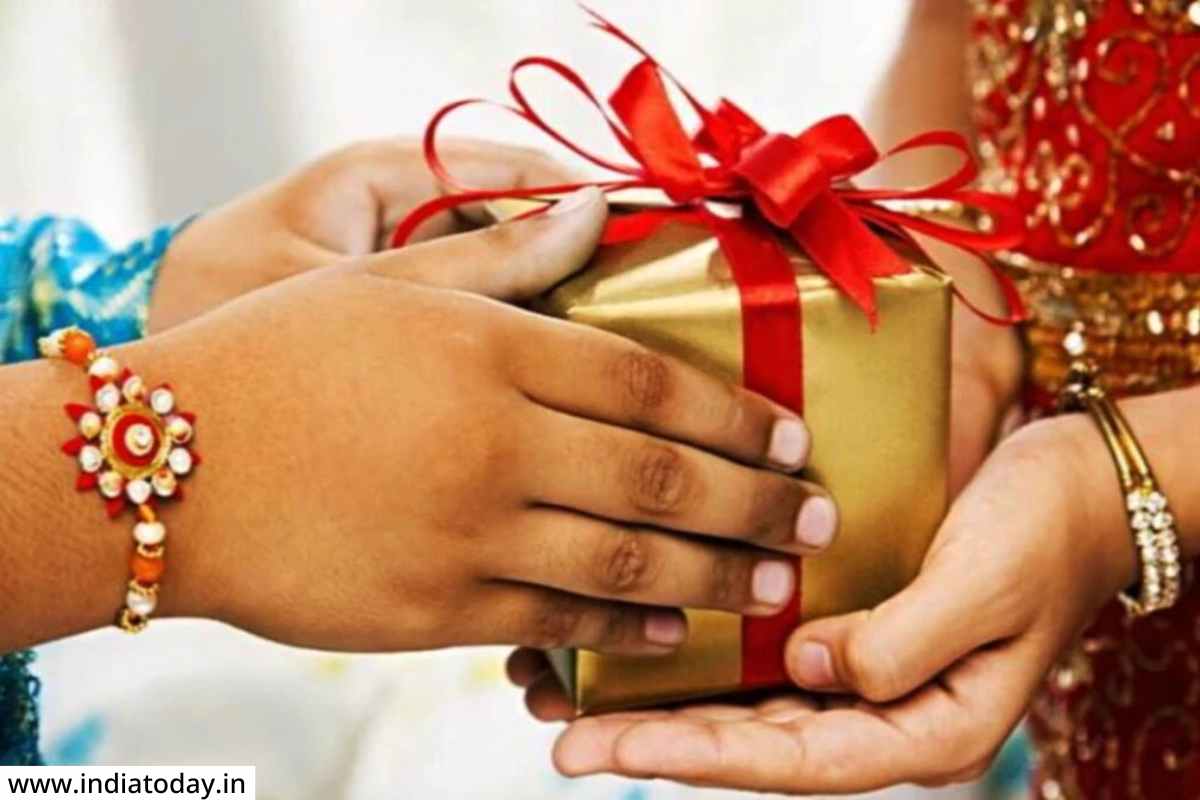 Raksha Bandhan 2023: यंदाच्या रक्षाबंधनाला बहिणीला द्या 'हे' खास गिफ्ट, भविष्यात येईल कामी!