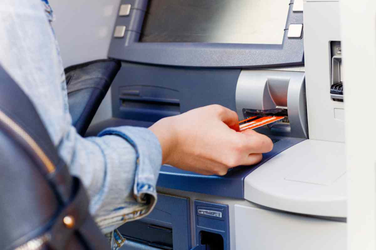 ATM fraud : एटीएममधून पैसे काढताय? तुमच्या बोटांचे ठसेही करू शकतात फसवणूक
