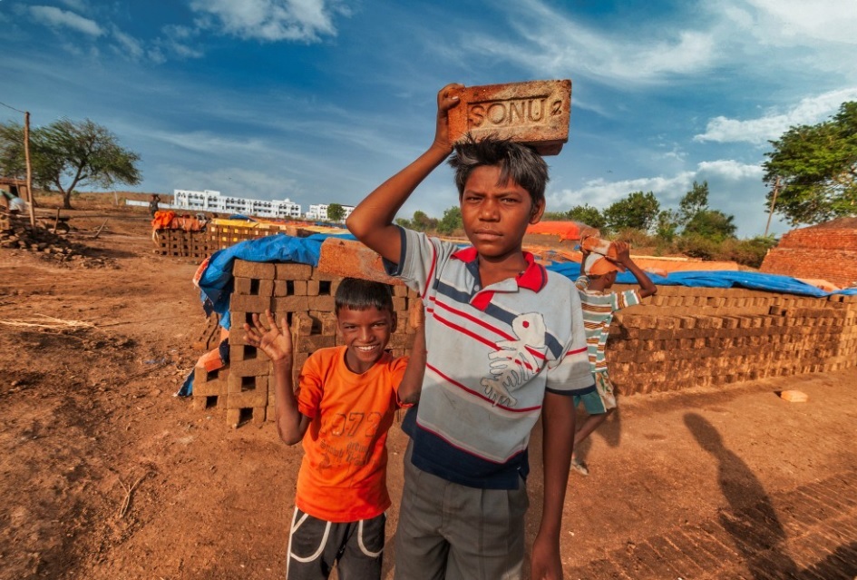 वर्ल्ड डे अगेन्स्ट चाईल्ड लेबर 2022 : बालमजुरीच्या जीवावर कोट्यवधी रूपयांची उलाढाल