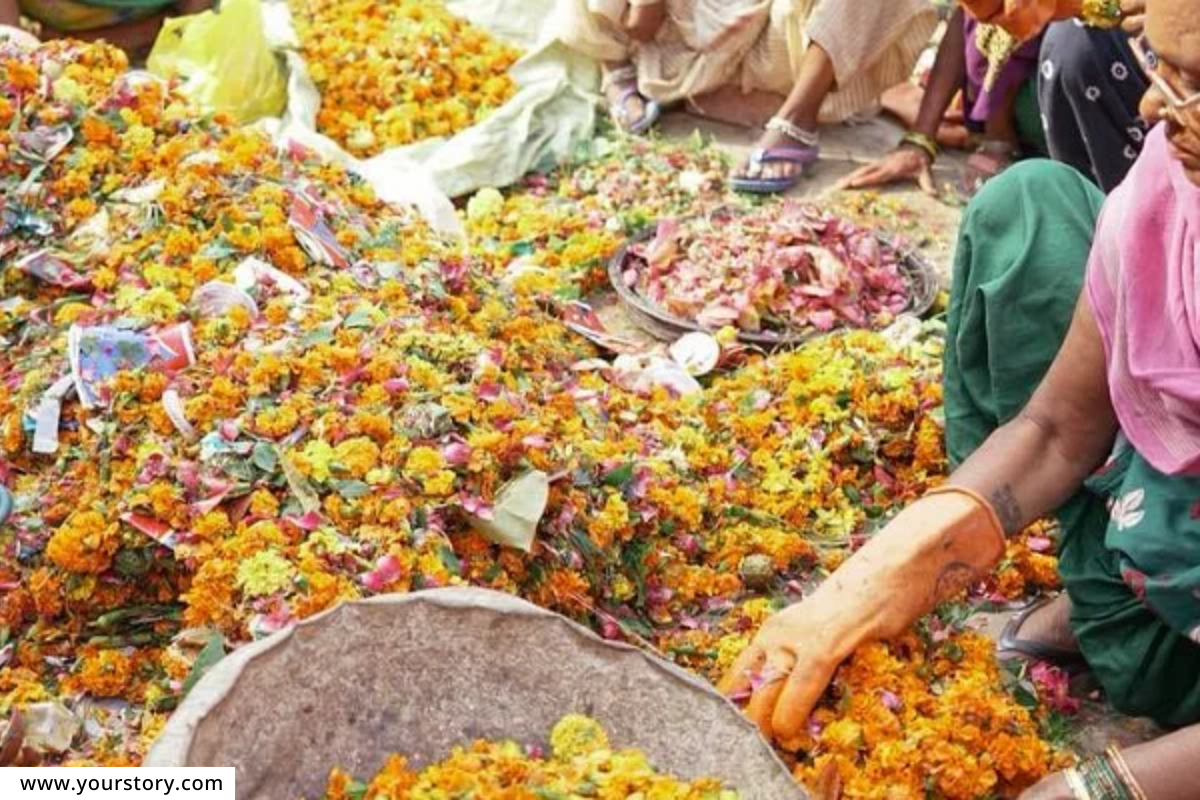 Artificial Flowers : नागरिकांची कृत्रिम फुलांना पसंती; मागणी नसल्याने फूल उत्पादकांना फटका, फुलांचे कचऱ्यात ढीग