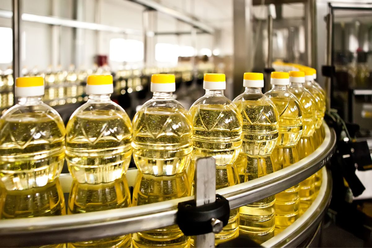Edible oil price fall : वाढत्या मागणीनंतर तेलबियांच्या दरात घसरण, खाद्यतेल स्वस्त?