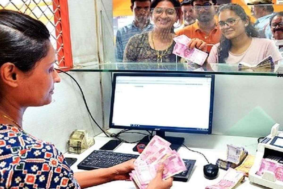 Bank Charges on Cash Depositing: दोन हजारांच्या नोटा बँक खात्यात डिपॉझिट करताय, 'या' बँकांनी शुल्क केले माफ