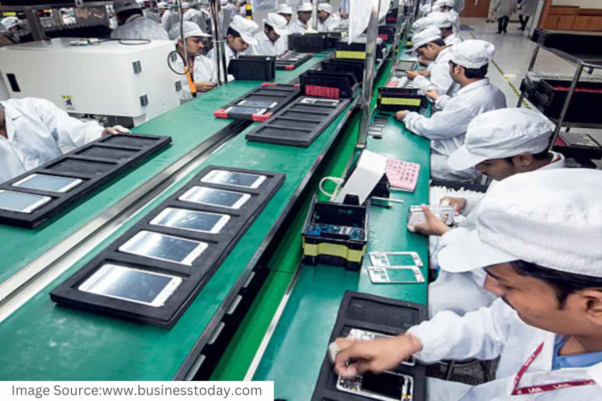 Job in phone production : बेरोजगारांना सुवर्णसंधी, मोबाइल उत्पादन क्षेत्रात या वर्षात उपलब्ध होणार रोजगार