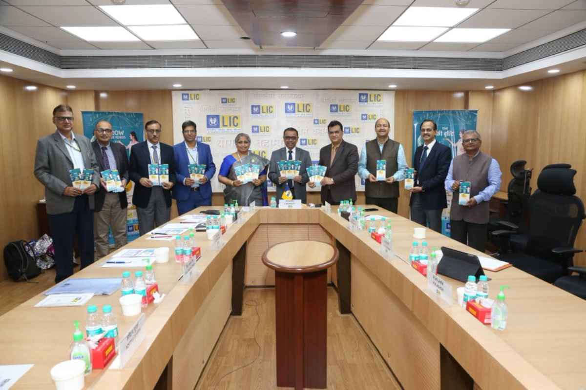 LIC new policy: एलआयसीनं आणली नवी विमा पॉलिसी, 'धनवृद्धी'सह कर सवलतीचाही मिळणार लाभ