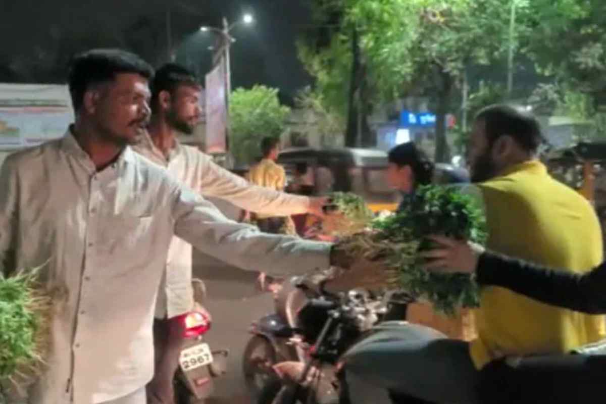 Farmers Disappointment: असं काय झालं, ज्यामुळे नाशिकच्या शेतकऱ्याने ग्राहकांना फुकटात दिली मेथी आणि कोथिंबीर