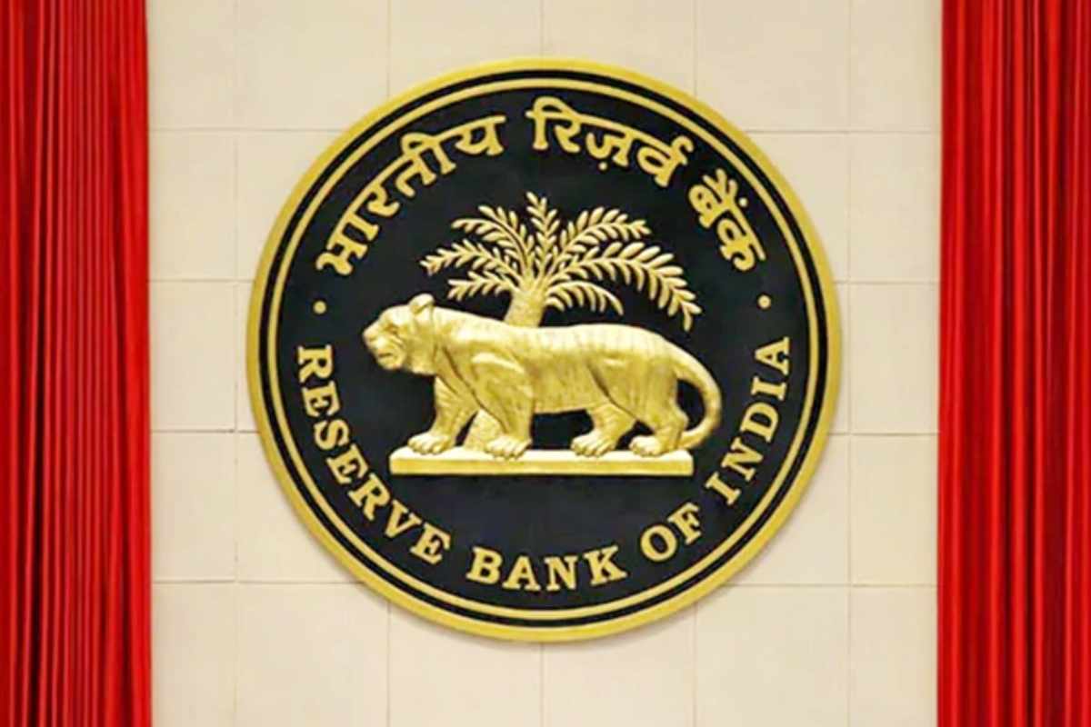 RBI Action on Co-op Bank : आरबीआयकडून महाराष्ट्र आणि कर्नाटकातील सहकारी बँकांचे परवाने रद्द
