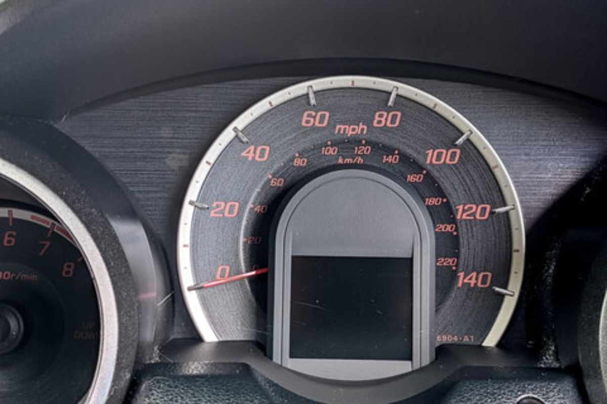 RPM Meter: कारमध्ये असणाऱ्या आरपीएम मीटरचं नेमकं काम काय? नवीन ड्रायव्हर्सना कशी होते मदत?