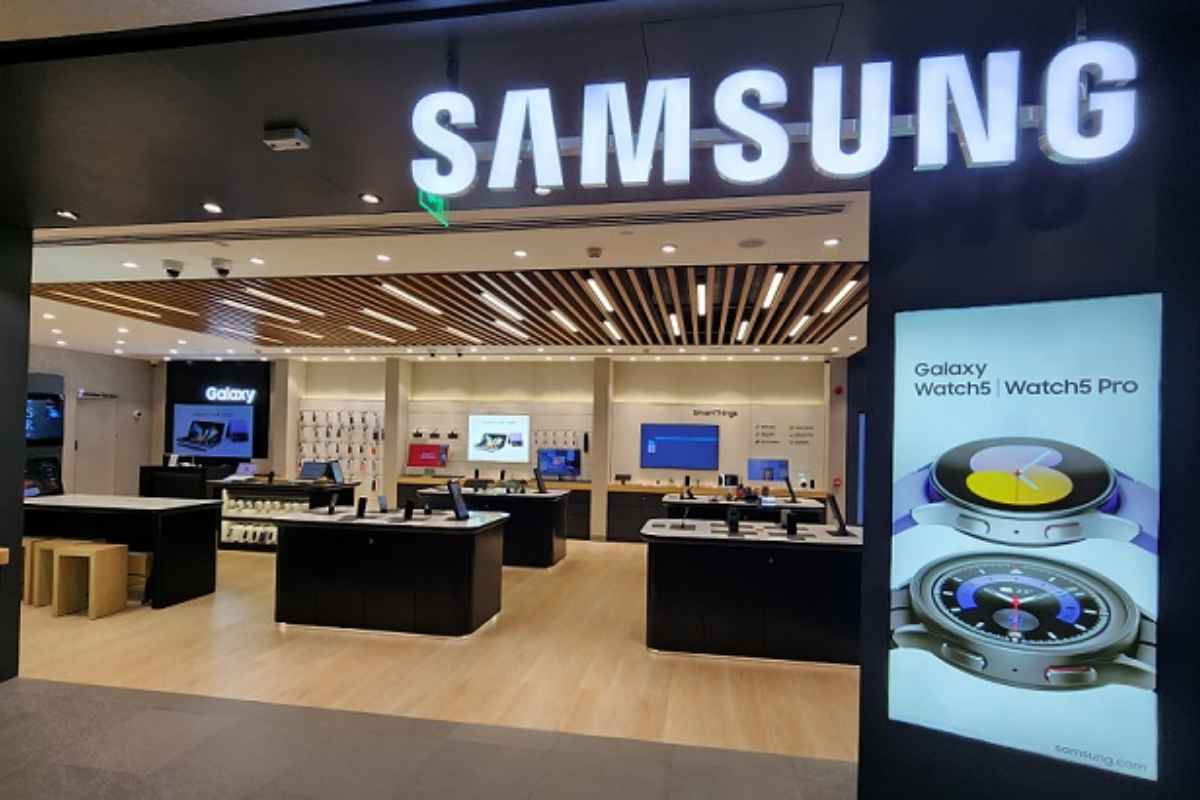 samsung opens biggest retail store in north india