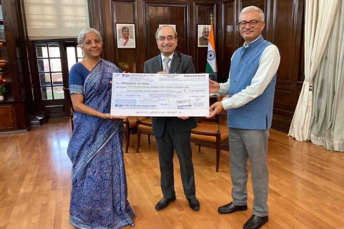 SBI dividend: एसबीआयनं दिला विक्रमी लाभांश, अर्थमंत्री निर्मला सीतारामन यांच्याकडे धनादेश सुपूर्द